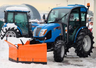Traktorek z zestawem do odśnieżania