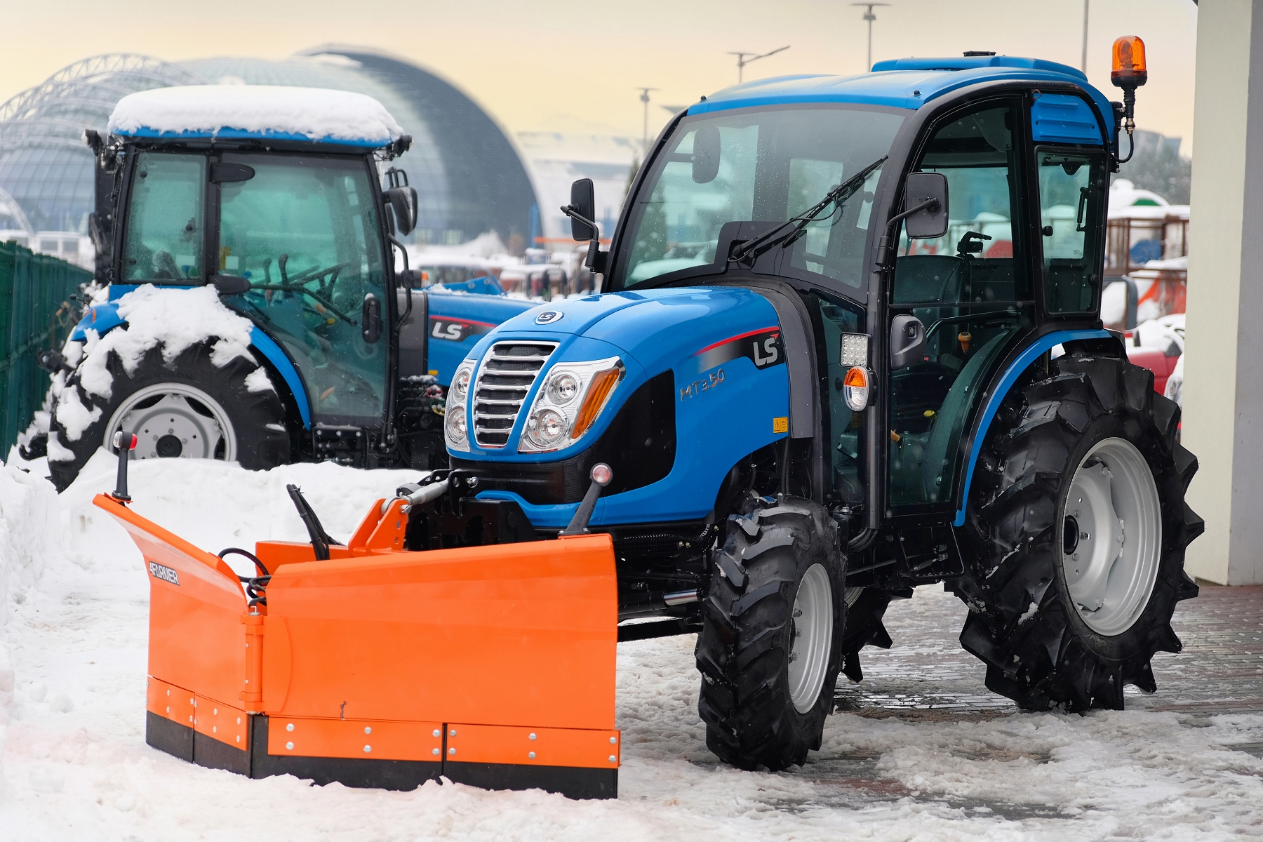 Jak skutecznie zabezpieczyć ciągnik rolniczy na zimę?