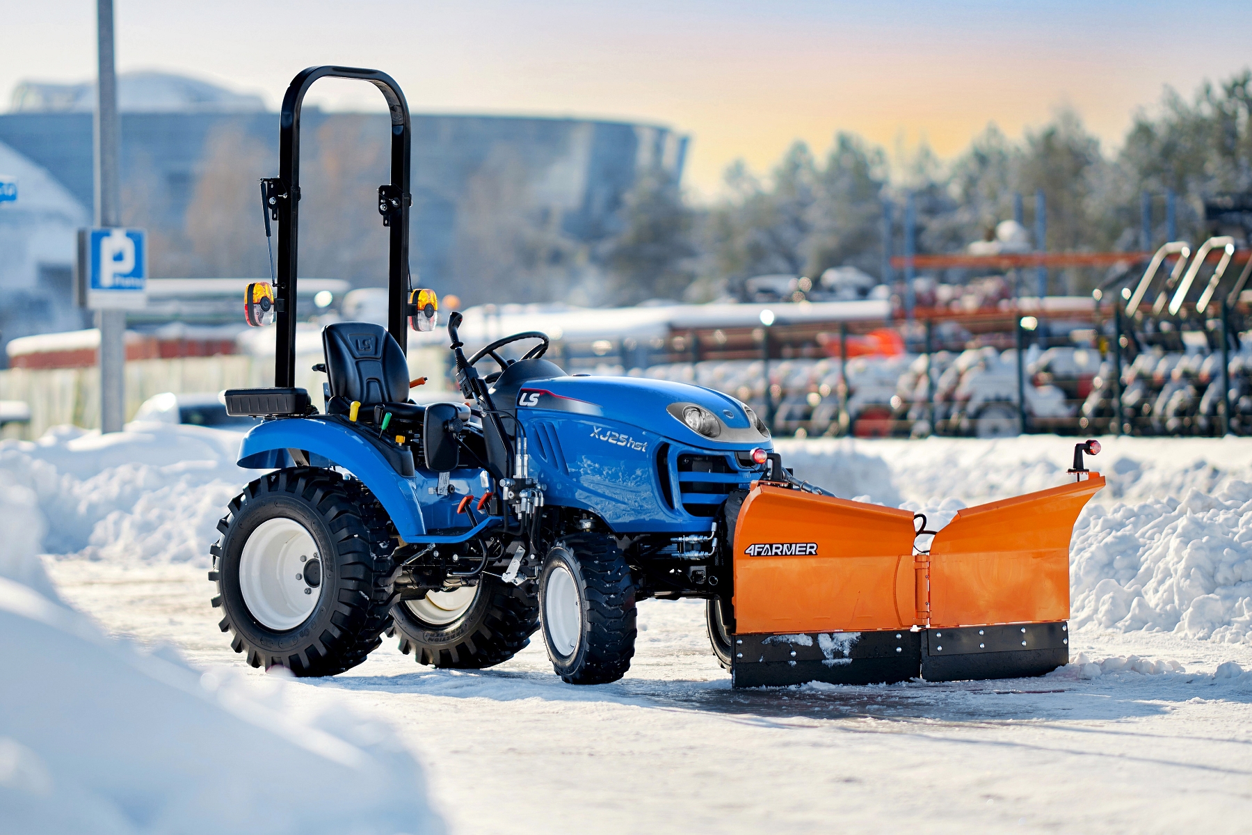 Odśnieżanie chodników w efektywny sposób? To możliwe dzięki LS Tractor XJ25!