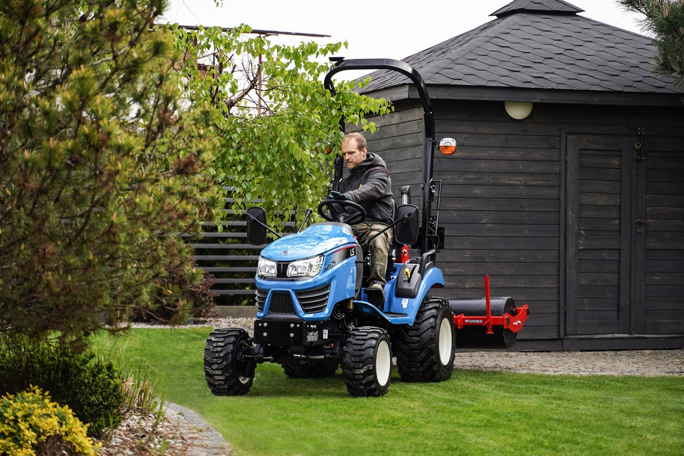 Kompaktowy traktorek z aeratorem