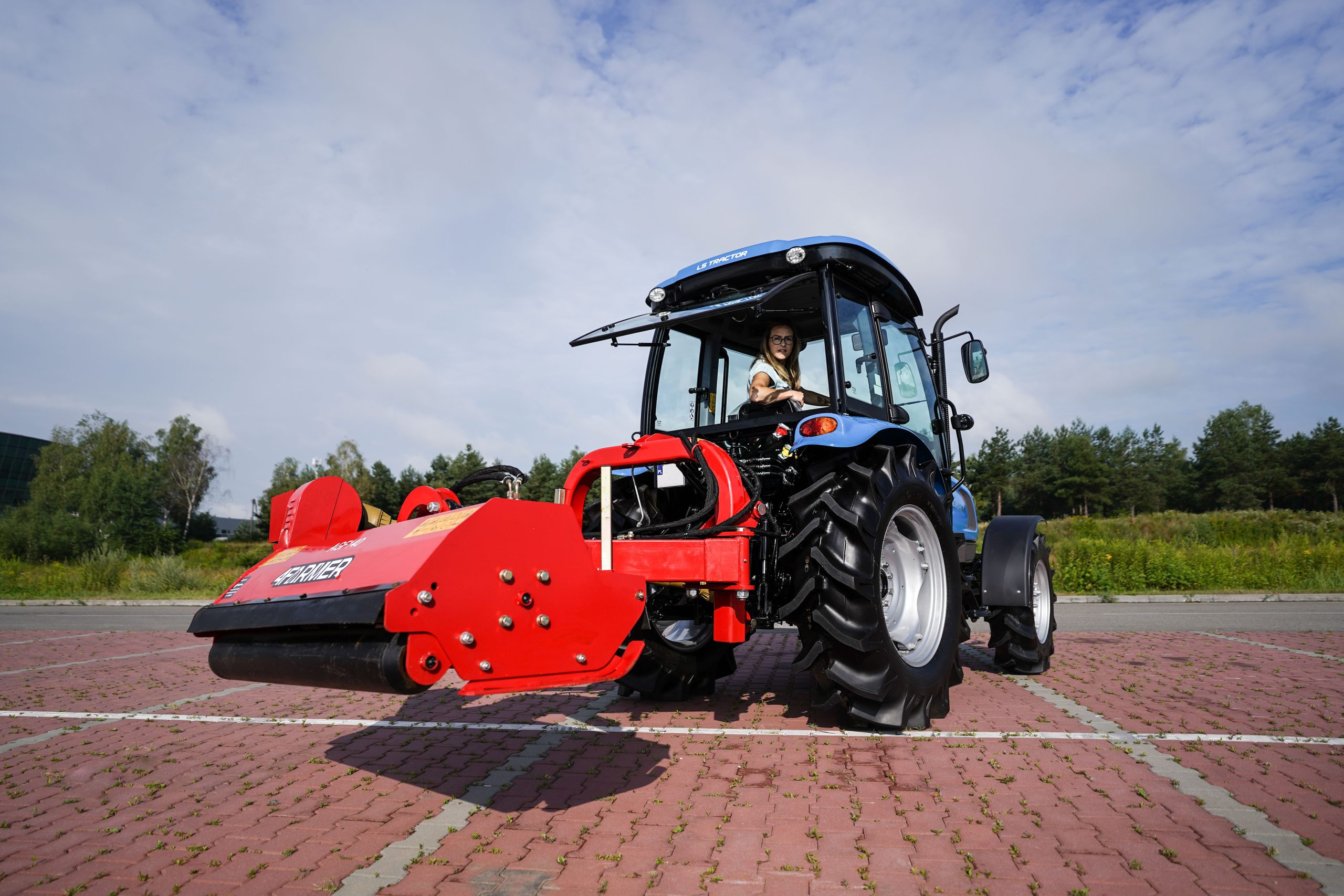 ciągnik z kosiarką bijakową na wysięgniku